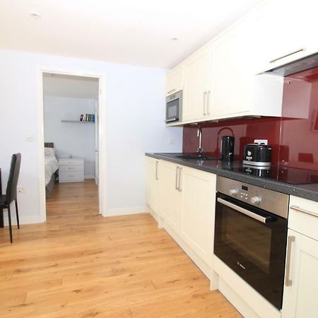 Beautiful Modern Apartment In Бат Екстер'єр фото