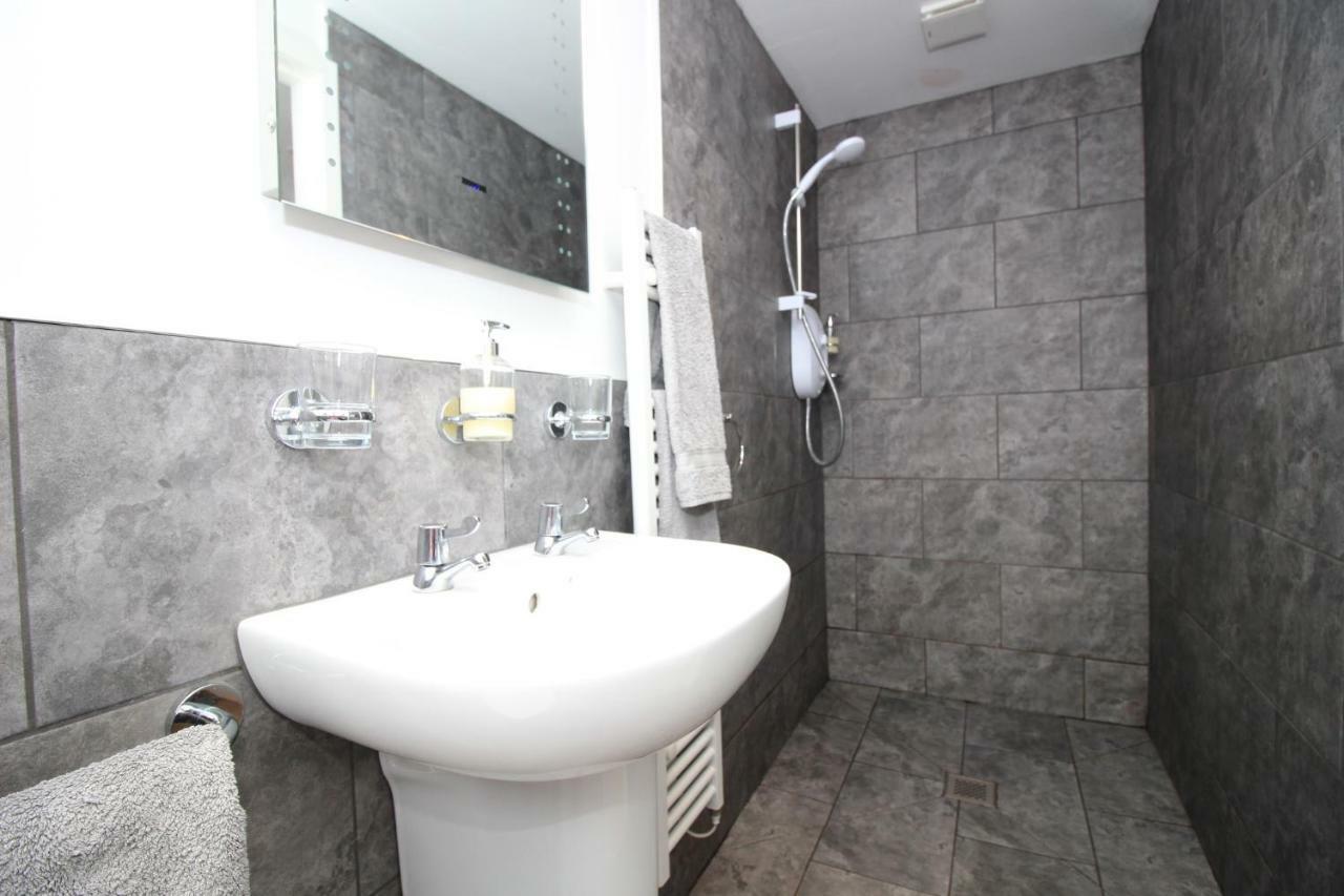 Beautiful Modern Apartment In Бат Екстер'єр фото